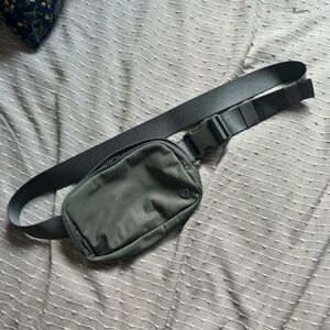 Lululemon Everywhere belt bag 1L
